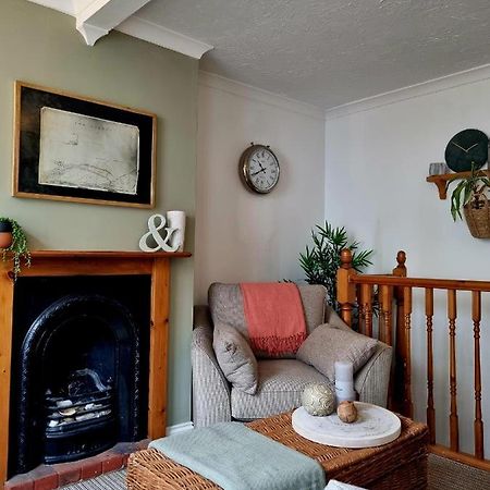 2 Bedroom House Within Walking Distance Of Town Cowes  Bagian luar foto
