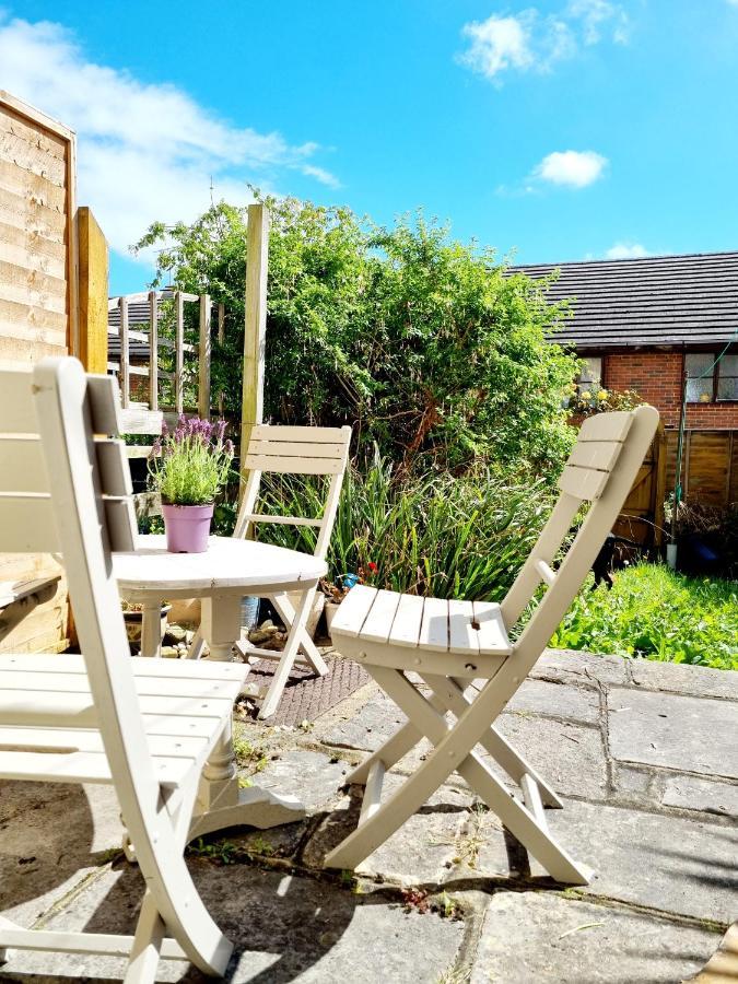 2 Bedroom House Within Walking Distance Of Town Cowes  Bagian luar foto