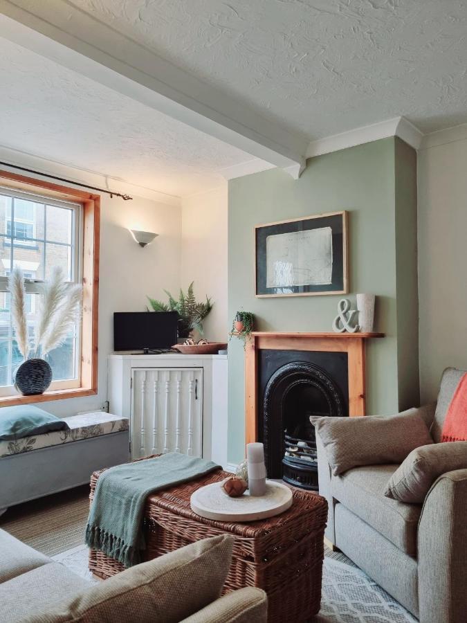 2 Bedroom House Within Walking Distance Of Town Cowes  Bagian luar foto