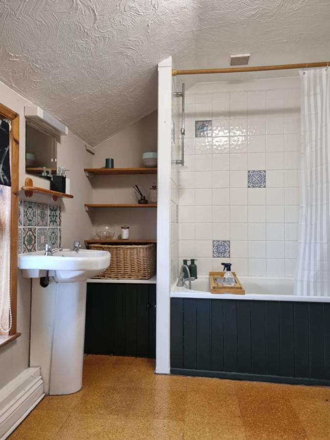 2 Bedroom House Within Walking Distance Of Town Cowes  Bagian luar foto