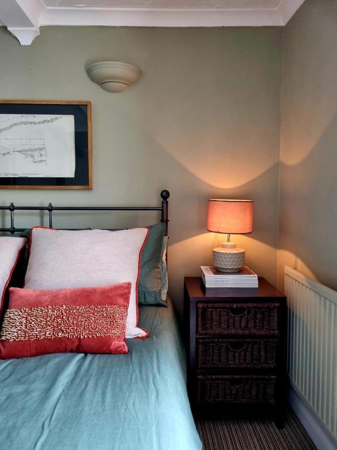2 Bedroom House Within Walking Distance Of Town Cowes  Bagian luar foto